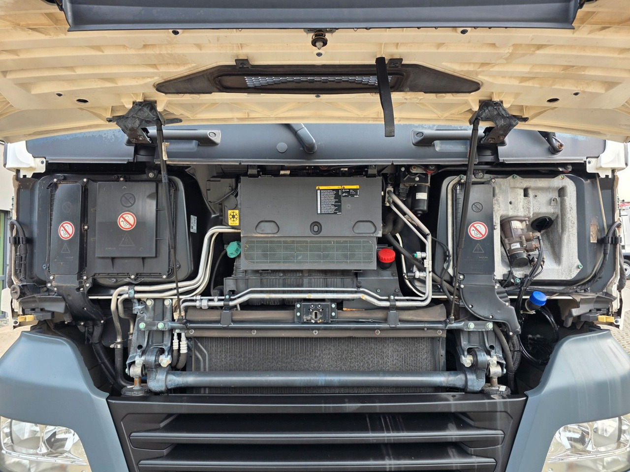 Cabeza tractora MAN TGX 18.460 4X2 LLS-U / Retarder: foto 32 Cabeza tractora MAN TGX 18.460 4X2 LLS-U / Retarder: foto 32