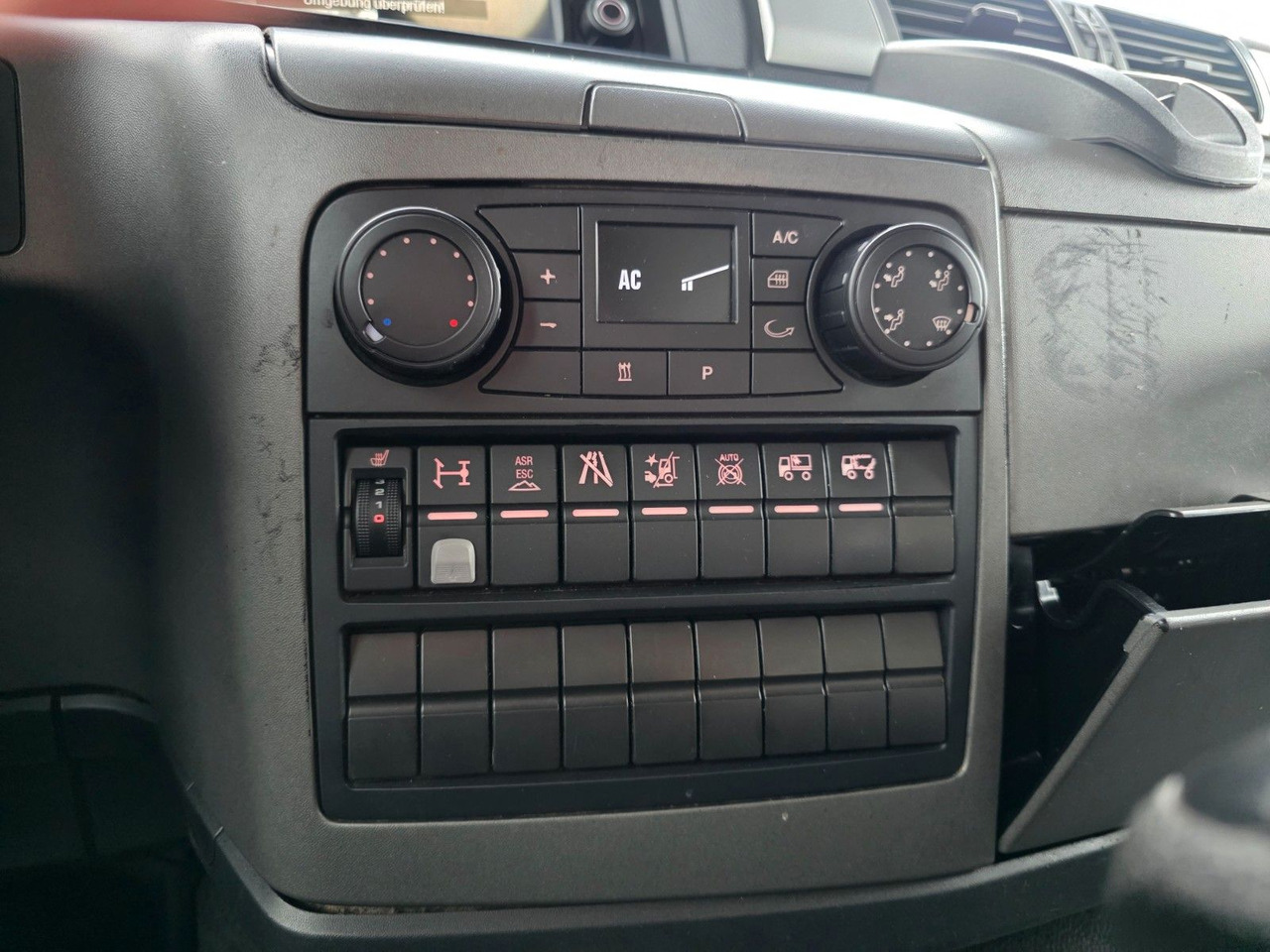 Camión caja cerrada MAN TGL 12.220 4x2 BL / Ladebordwand: foto 39