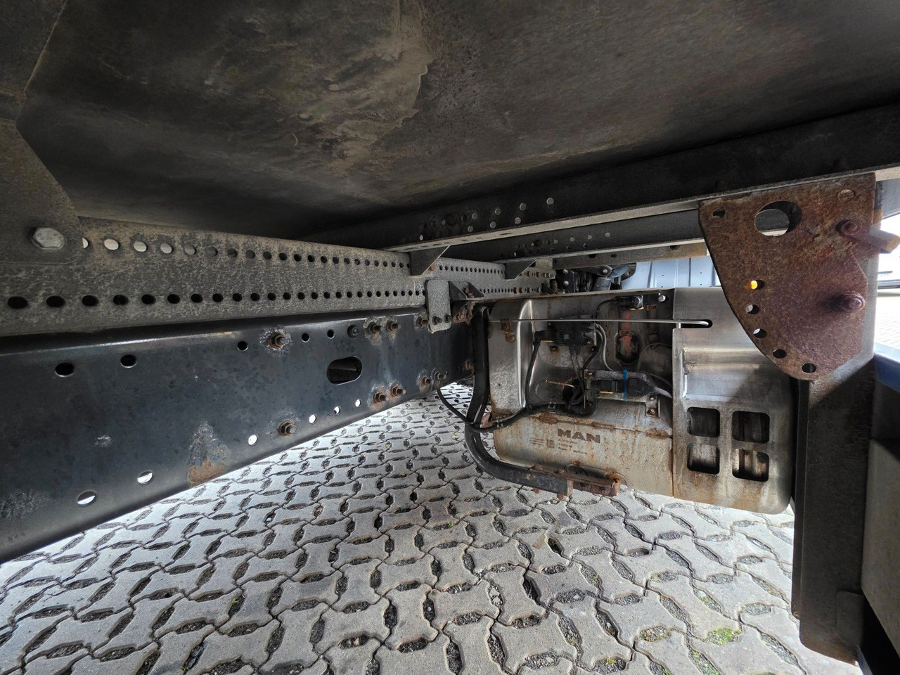 Camión caja cerrada MAN TGL 12.220 4x2 BL / Ladebordwand: foto 17