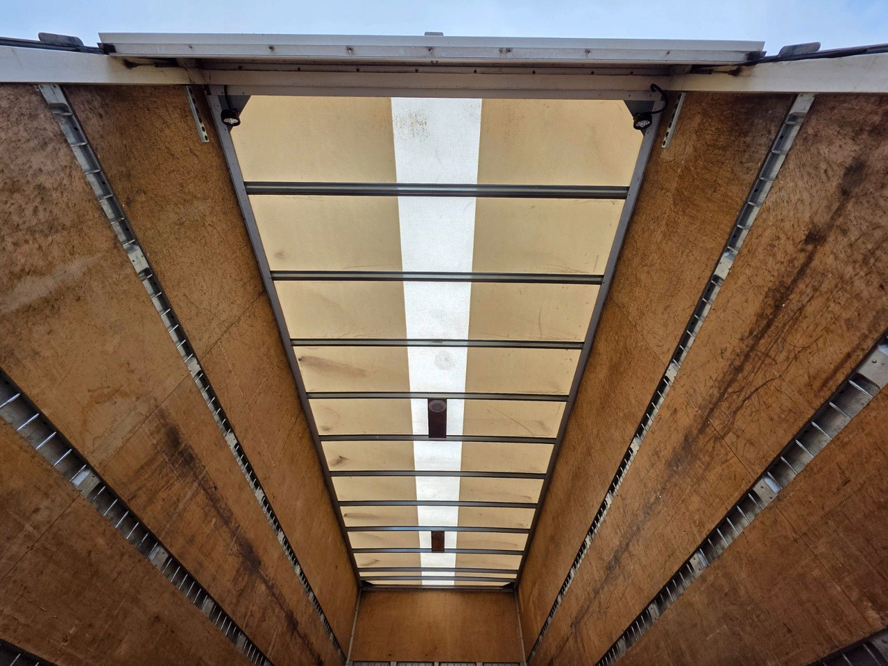 Camión caja cerrada MAN TGL 12.220 4x2 BL / Ladebordwand: foto 11