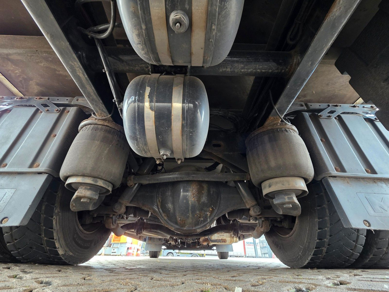 Camión caja cerrada MAN TGL 12.220 4x2 BL / Ladebordwand: foto 24