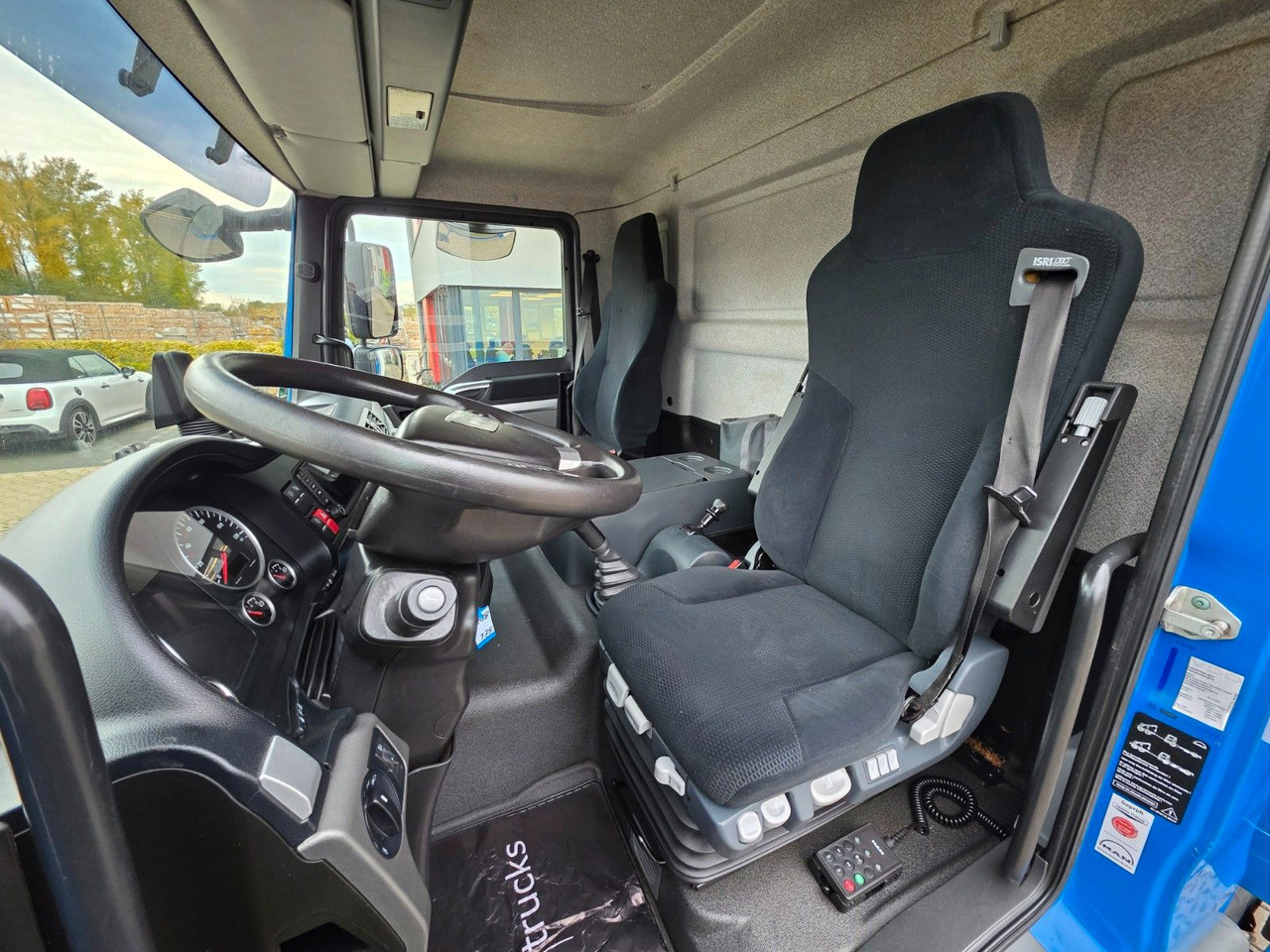 Camión caja cerrada MAN TGL 12.220 4x2 BL / Ladebordwand: foto 29