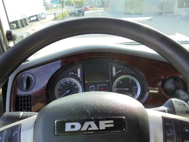 Cabeza tractora DAF XF 106.460 SUPER SPACE CAB: foto 10