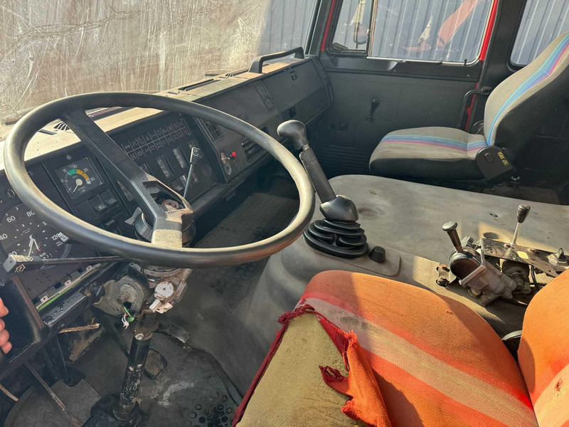 Foto del interior 1: Camión volquete Iveco Magirus 190-32, 4x4, V10