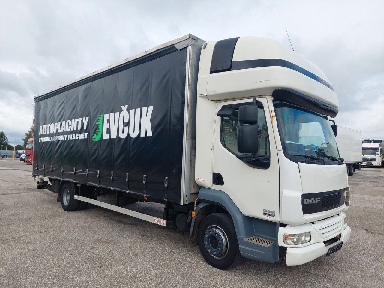 DAF FA LF 45.220 G12 4x2 - Camión lona: foto 2 DAF FA LF 45.220 G12 4x2 - Camión lona: foto 2