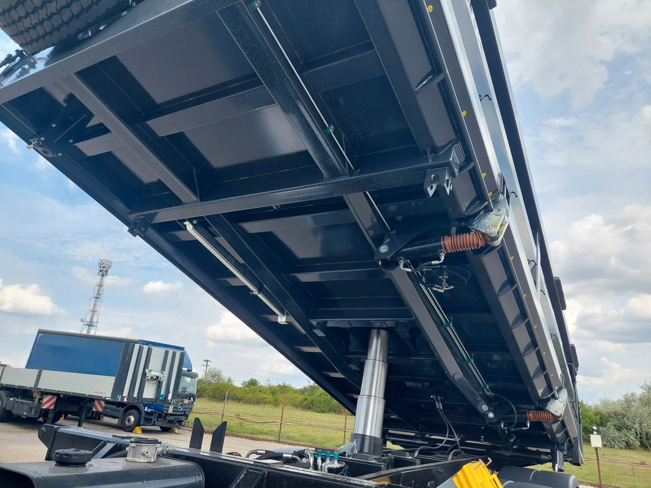 MAN TGS 41.520 8X6 BB CH - Camión volquete: foto 5 MAN TGS 41.520 8X6 BB CH - Camión volquete: foto 5