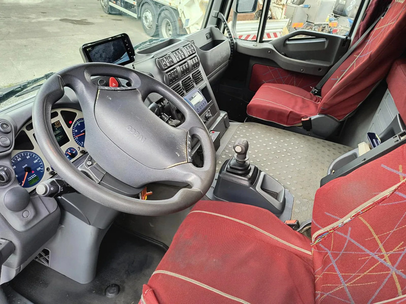 Foto del interior 2: Camión caja cerrada Iveco Stralis 310 CASE + D'HOLLANDIA 1500 KG - 224125 KM
