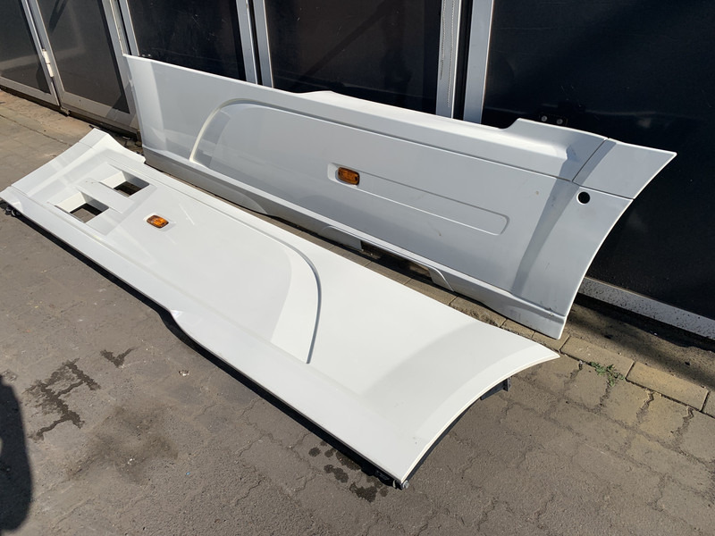 DAF XF106 Sideskirt Set DAF 1903109 - Carrocería y exterior para Camión: foto 3 DAF XF106 Sideskirt Set DAF 1903109 - Carrocería y exterior para Camión: foto 3