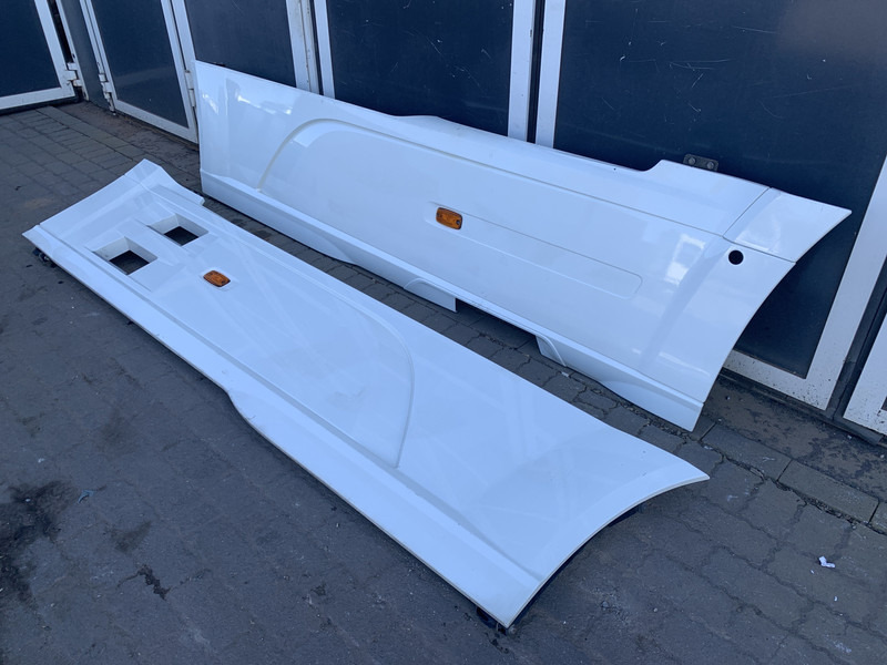 DAF XF106 Sideskirt Set DAF 1903109 - Carrocería y exterior para Camión: foto 3 DAF XF106 Sideskirt Set DAF 1903109 - Carrocería y exterior para Camión: foto 3