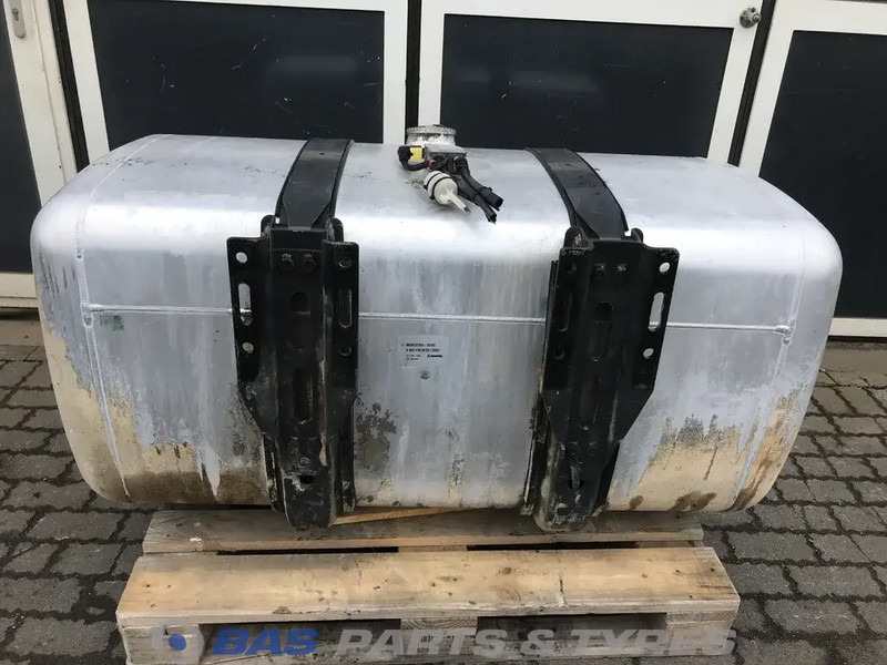 Mercedes-Benz Brandstoftank Mercedes 570 Liter A 960 475 27 03 - Depósito de combustible para Camión: foto 3 Mercedes-Benz Brandstoftank Mercedes 570 Liter A 960 475 27 03 - Depósito de combustible para Camión: foto 3