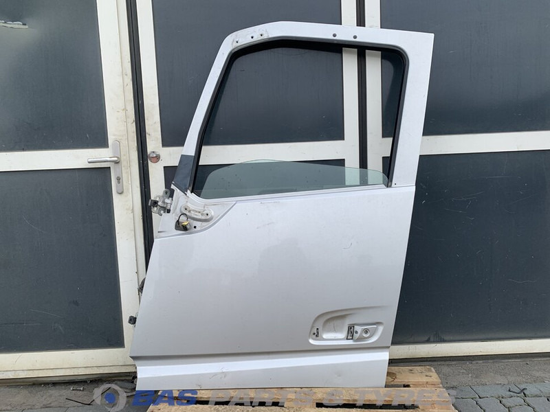 Volvo FH4 Portier Links Volvo 82183078 - Puerta y piezas para Camión: foto 1 Volvo FH4 Portier Links Volvo 82183078 - Puerta y piezas para Camión: foto 1