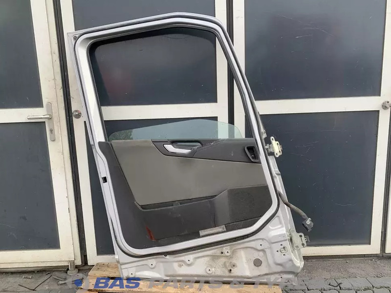 Volvo FH4 Portier Links Volvo 82183078 - Puerta y piezas para Camión: foto 2 Volvo FH4 Portier Links Volvo 82183078 - Puerta y piezas para Camión: foto 2
