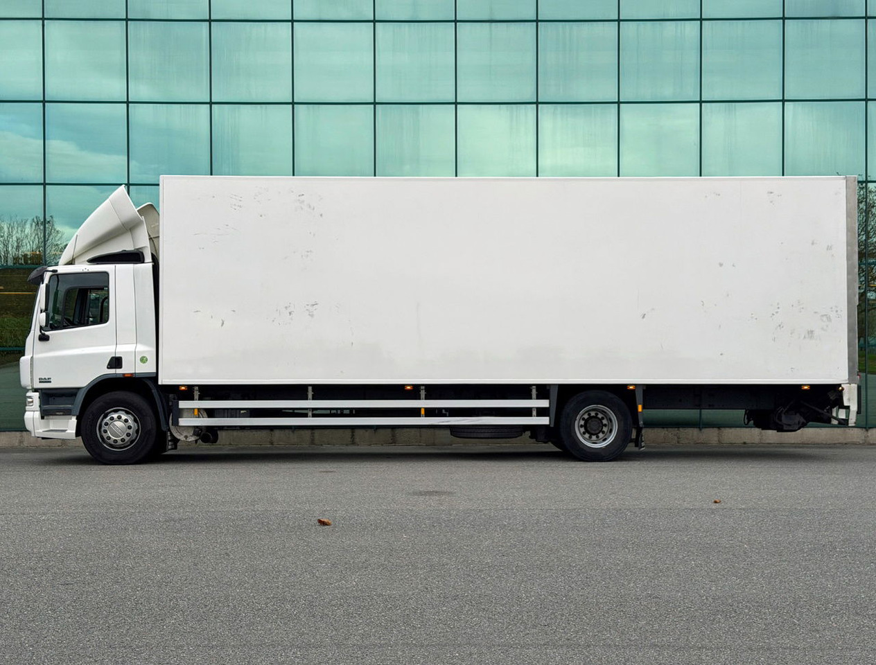 DAF CF 75.250 Euro 3 Manual Gearbox VAN Beurden Isolated BOX Tail Lift Super Condition NL-Truck - Camión caja cerrada: foto 2 DAF CF 75.250 Euro 3 Manual Gearbox VAN Beurden Isolated BOX Tail Lift Super Condition NL-Truck - Camión caja cerrada: foto 2