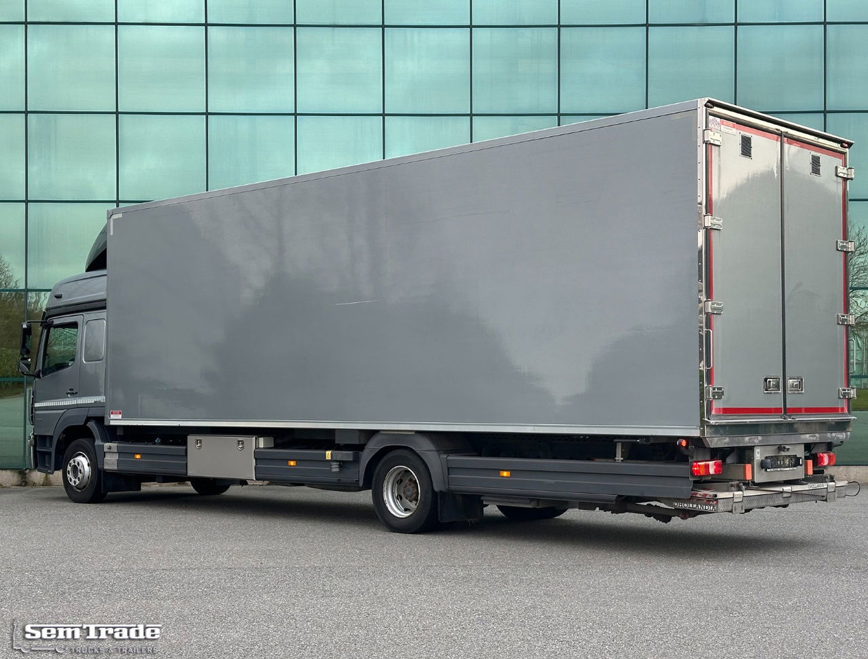 Mercedes-Benz Atego 1221 Euro 6 Isolated BOX + Heater Side Door Tail Lift 336.00 - Camión caja cerrada: foto 3 Mercedes-Benz Atego 1221 Euro 6 Isolated BOX + Heater Side Door Tail Lift 336.00 - Camión caja cerrada: foto 3