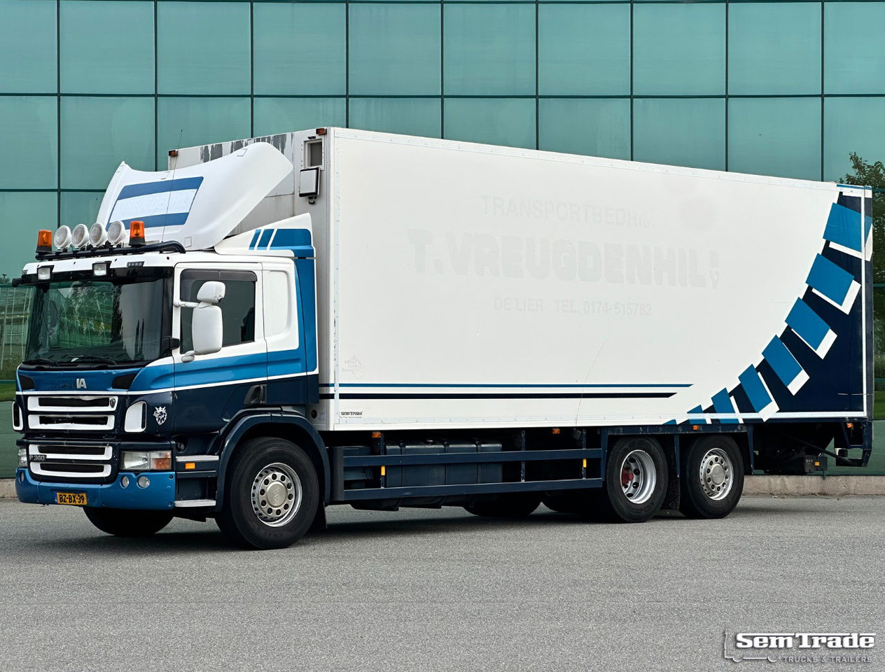 Scania P360 6X2 Euro 5 Manual Gearbox Tail Lift VAN Beurden Isolated BOX Holland-Truck - Camión caja cerrada: foto 1 Scania P360 6X2 Euro 5 Manual Gearbox Tail Lift VAN Beurden Isolated BOX Holland-Truck - Camión caja cerrada: foto 1
