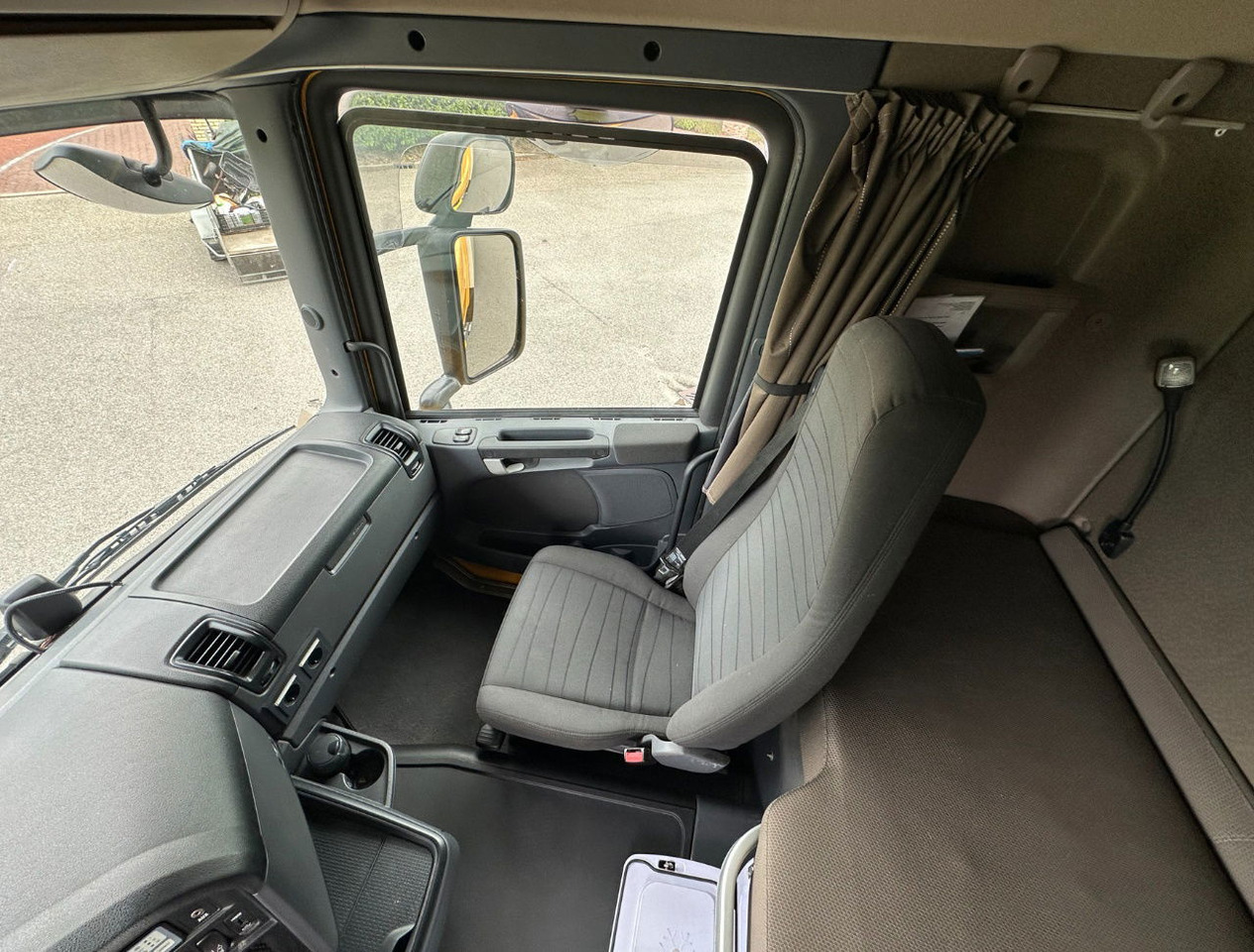 Camión frigorífico Scania R450 Retarder TRS Cooling Heiwo Isolated Boxes Tail Lift NL-Combi: foto 22 Camión frigorífico Scania R450 Retarder TRS Cooling Heiwo Isolated Boxes Tail Lift NL-Combi: foto 22