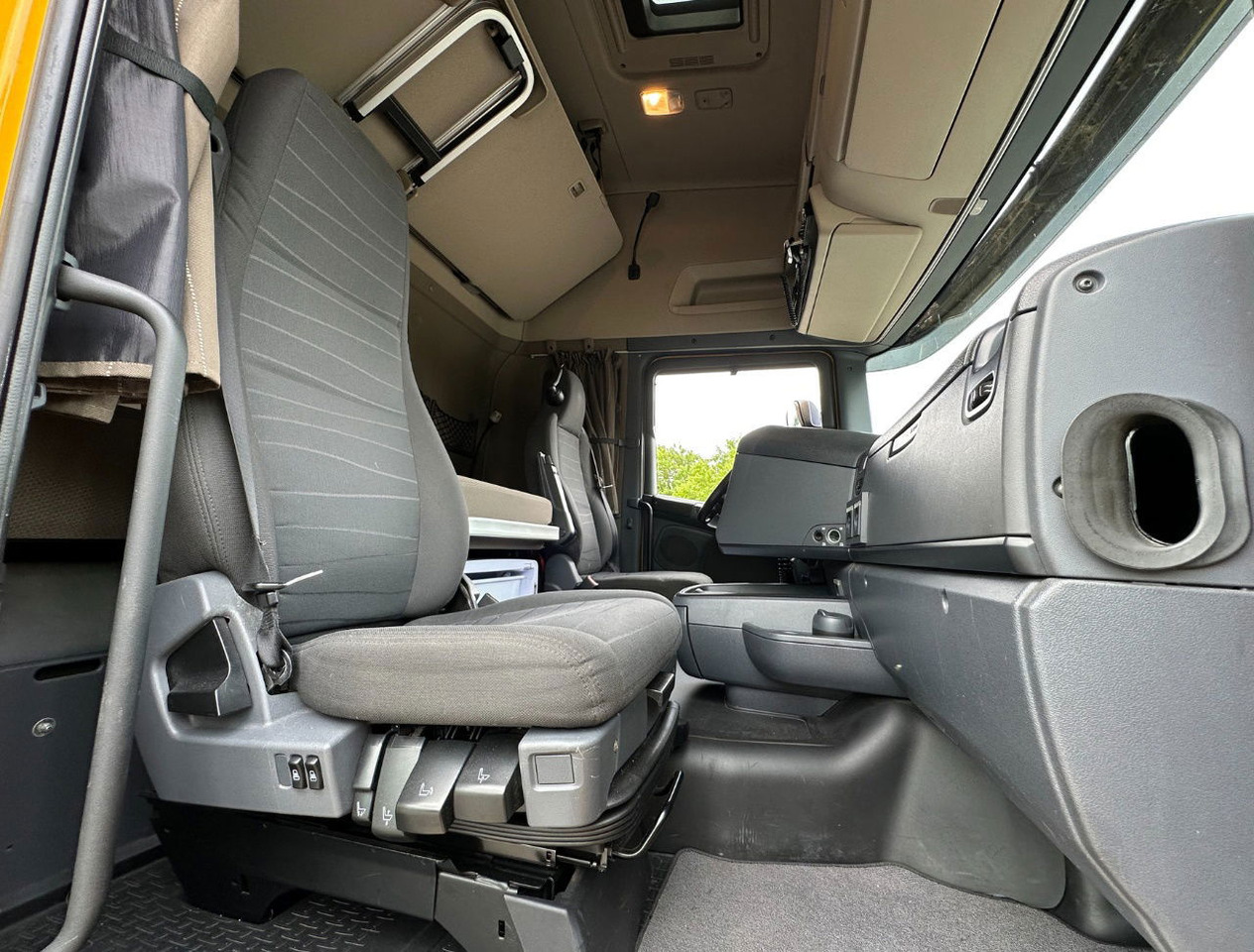 Camión frigorífico Scania R450 Retarder TRS Cooling Heiwo Isolated Boxes Tail Lift NL-Combi: foto 28 Camión frigorífico Scania R450 Retarder TRS Cooling Heiwo Isolated Boxes Tail Lift NL-Combi: foto 28