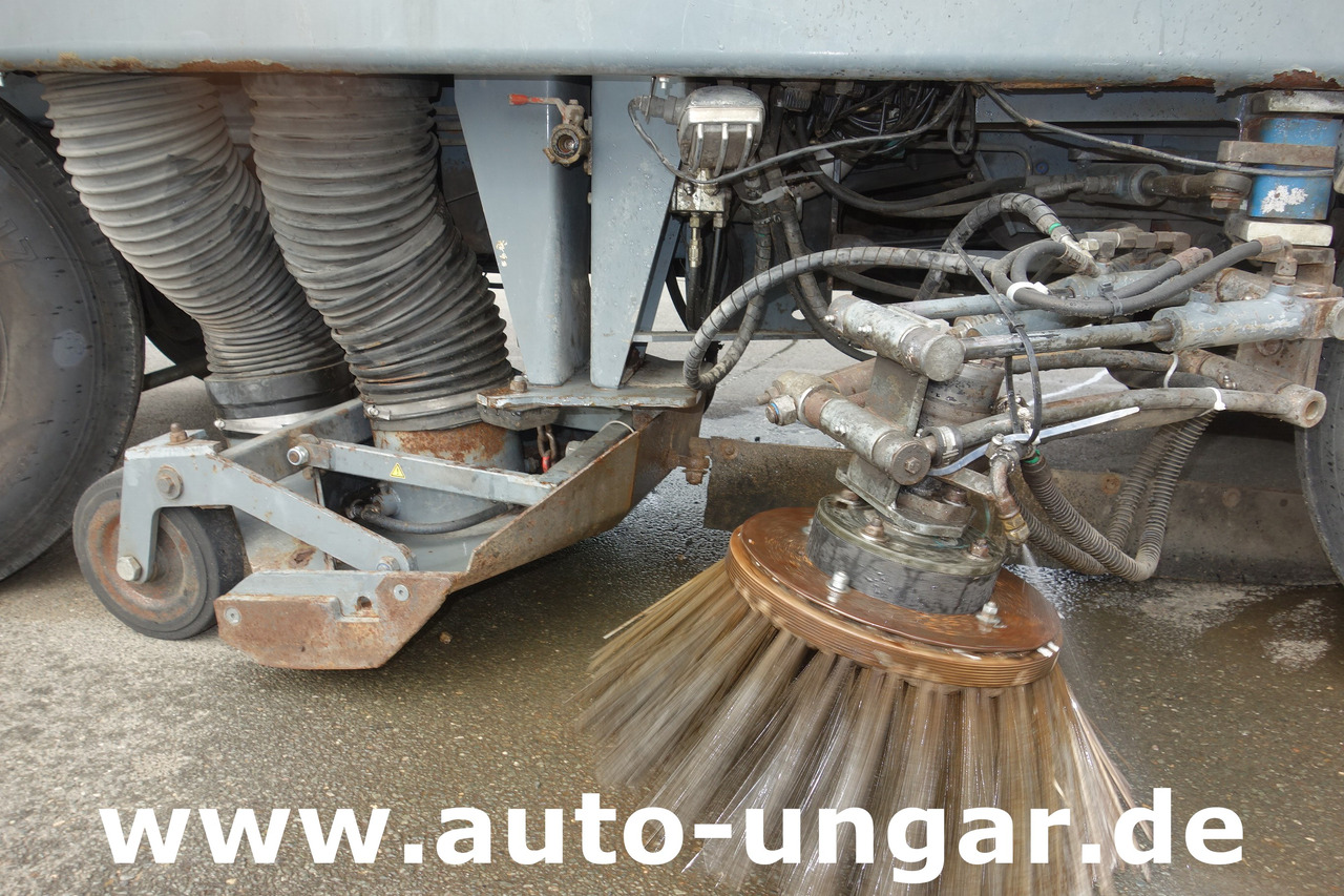 Aebi MFH 5000 Kehrmaschine Baujahr 2004 4-Rad Lenkung Wildkrautbesen - Barredora vial: foto 5 Aebi MFH 5000 Kehrmaschine Baujahr 2004 4-Rad Lenkung Wildkrautbesen - Barredora vial: foto 5