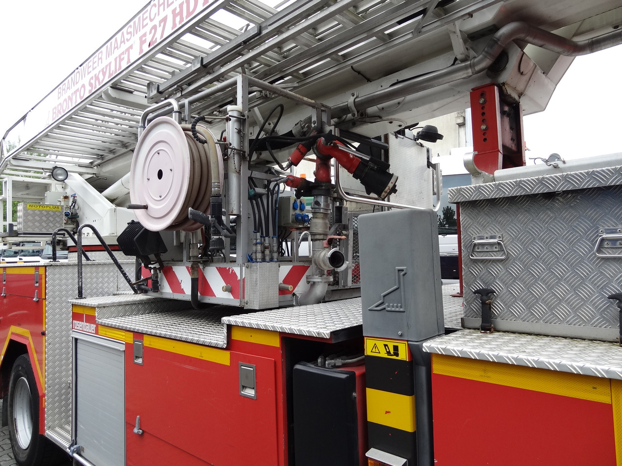 MAN L2000 18.284 Feuerwehr Bronto Skylift 27 Meter - Camión con plataforma elevadora: foto 2 MAN L2000 18.284 Feuerwehr Bronto Skylift 27 Meter - Camión con plataforma elevadora: foto 2