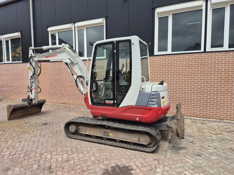 Takeuchi TB250 - Miniexcavadora: foto 2 Takeuchi TB250 - Miniexcavadora: foto 2