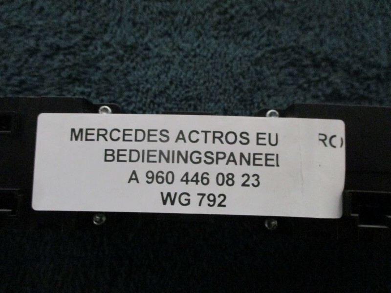 Mercedes-Benz ACTROS A 960 446 08 23 BEDIENINGSPANEEL EURO 6 - Sistema eléctrico para Camión: foto 2 Mercedes-Benz ACTROS A 960 446 08 23 BEDIENINGSPANEEL EURO 6 - Sistema eléctrico para Camión: foto 2