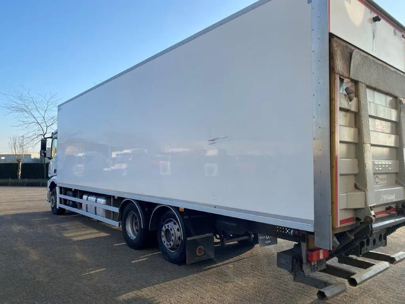 Mercedes-Benz Antos 2533 / LIFT AXLE / HEATED CLOSED BOX / PLATFORM 2000 KG / ONLY:506959 KM / SIDE DOOR / AUTOMATIC / EURO-6 / 2019 - Camión caja cerrada: foto 3 Mercedes-Benz Antos 2533 / LIFT AXLE / HEATED CLOSED BOX / PLATFORM 2000 KG / ONLY:506959 KM / SIDE DOOR / AUTOMATIC / EURO-6 / 2019 - Camión caja cerrada: foto 3