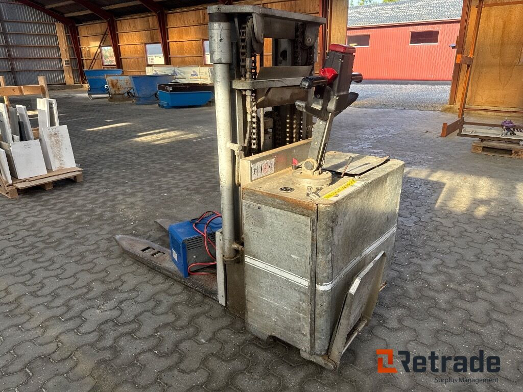 El-stabler Toyota SBE/S1500 - Apilador: foto 4 El-stabler Toyota SBE/S1500 - Apilador: foto 4