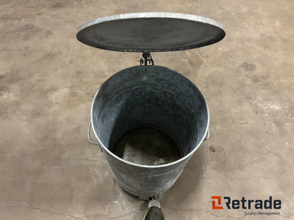 Soptunna Avfallstunna i plåt med lock - Herramienta/ Equipo: foto 4 Soptunna Avfallstunna i plåt med lock - Herramienta/ Equipo: foto 4