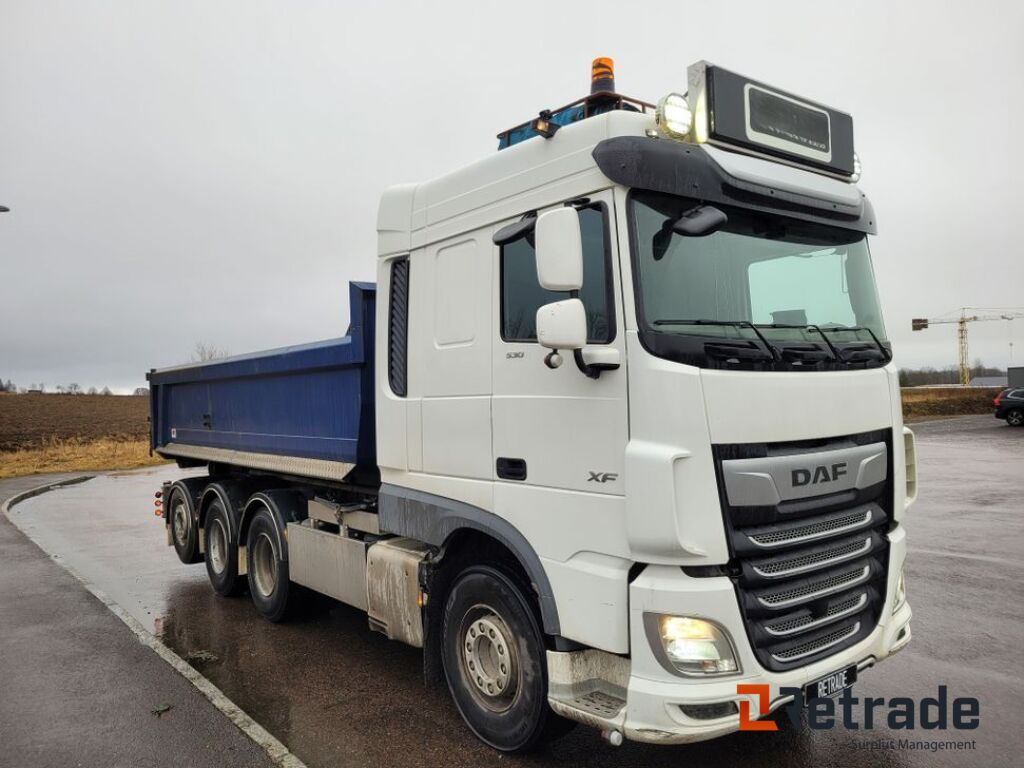 Tridem lastväxlare med flak Daf XF530 FAW Euro 6, låga mil -2022 - Camión volquete: foto 2 Tridem lastväxlare med flak Daf XF530 FAW Euro 6, låga mil -2022 - Camión volquete: foto 2