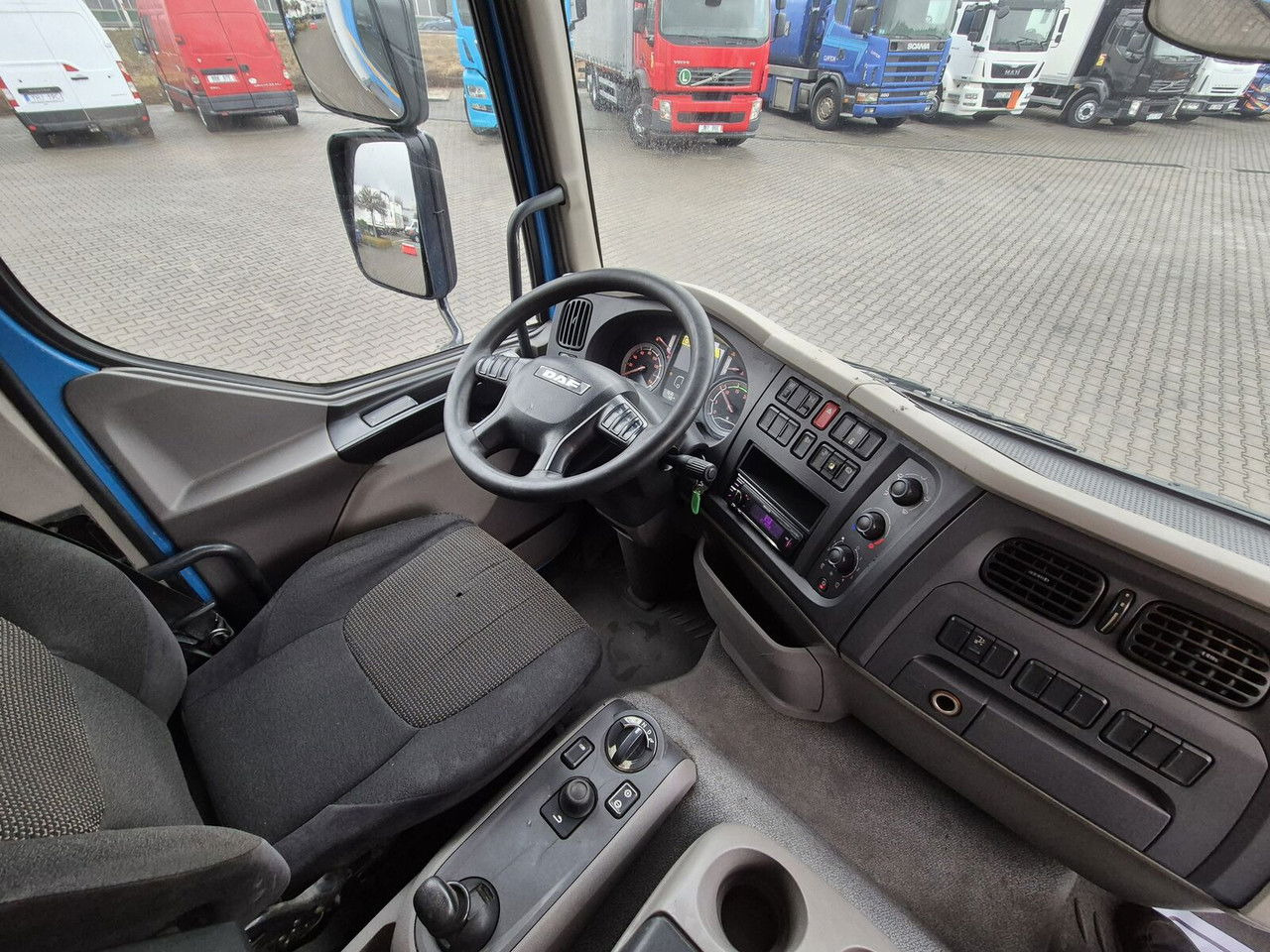 Camión caja cerrada DAF LF 220 DAF LF 220: foto 27