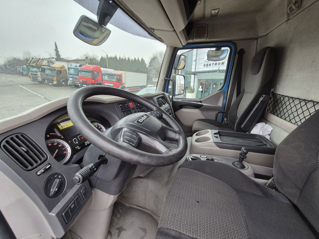 Camión caja cerrada DAF LF 220 DAF LF 220: foto 28