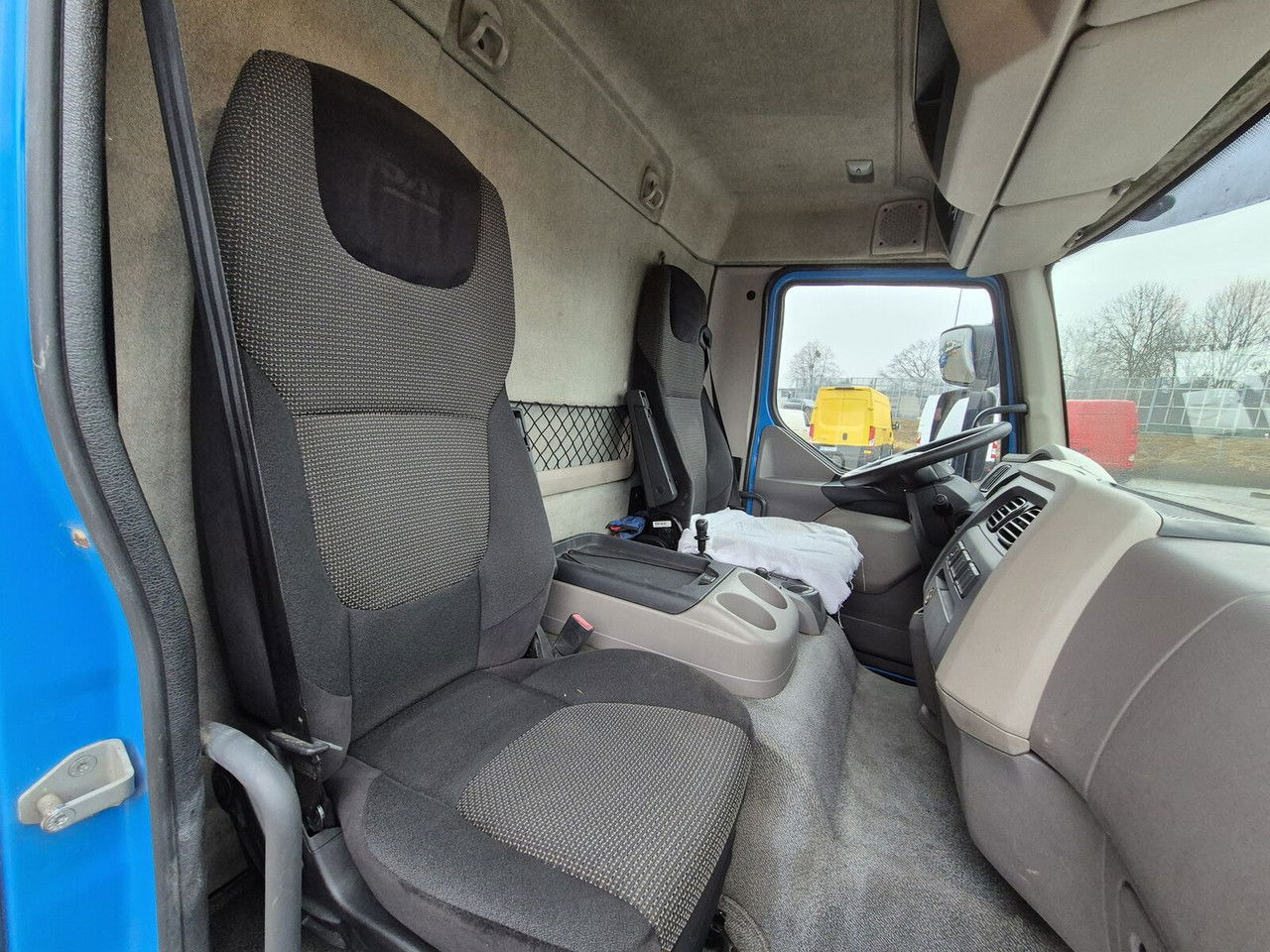 Camión caja cerrada DAF LF 220 DAF LF 220: foto 25