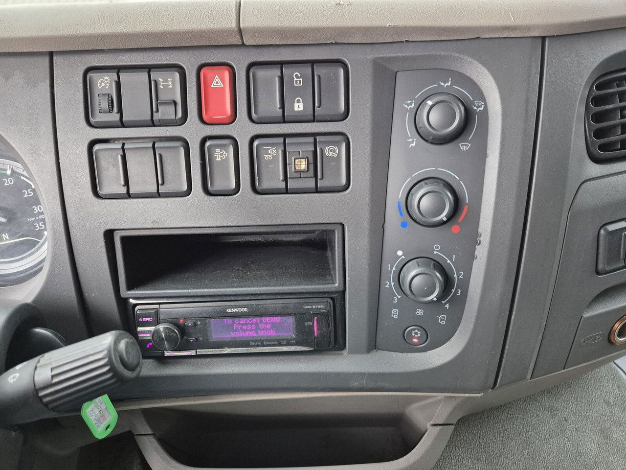 Camión caja cerrada DAF LF 220 DAF LF 220: foto 30