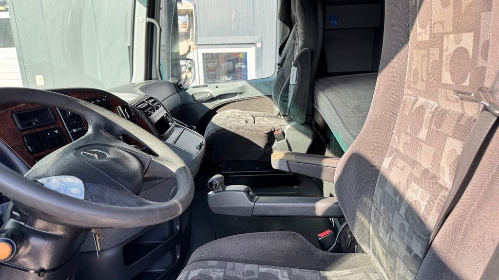 Leasing de  Mercedes-Benz Actros 1844 4x2 tractor unit - retarder Mercedes-Benz Actros 1844 4x2 tractor unit - retarder: foto 25
