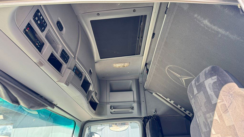 Leasing de  Mercedes-Benz Actros 1844 4x2 tractor unit - retarder Mercedes-Benz Actros 1844 4x2 tractor unit - retarder: foto 28