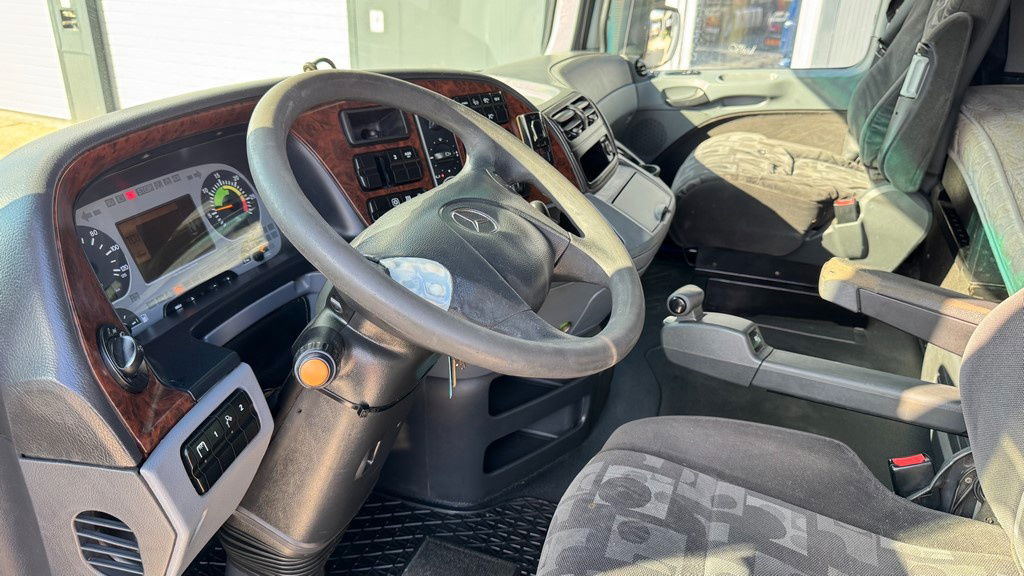 Leasing de  Mercedes-Benz Actros 1844 4x2 tractor unit - retarder Mercedes-Benz Actros 1844 4x2 tractor unit - retarder: foto 22