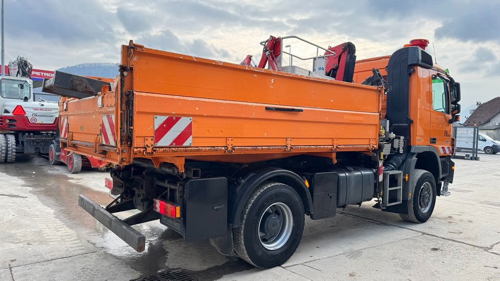 Mercedes-Benz Actros 1832 AK tipper 4x4 - crane Fassi 9.2M - remote control - Camión volquete: foto 5 Mercedes-Benz Actros 1832 AK tipper 4x4 - crane Fassi 9.2M - remote control - Camión volquete: foto 5