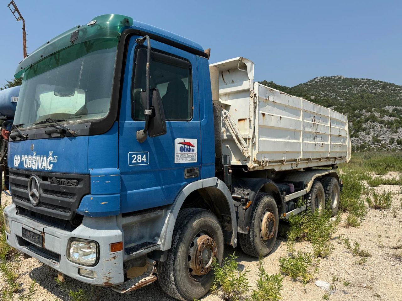 Mercedes-Benz Actros 3241 8x4 3 sided tipper - full spring - Camión volquete: foto 2 Mercedes-Benz Actros 3241 8x4 3 sided tipper - full spring - Camión volquete: foto 2