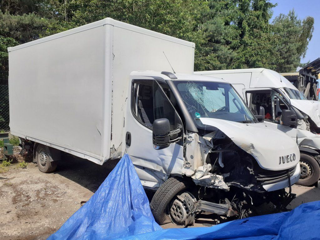 Iveco Daily 35S16 mit LBW DAMAGED - Furgoneta caja cerrada: foto 1 Iveco Daily 35S16 mit LBW DAMAGED - Furgoneta caja cerrada: foto 1