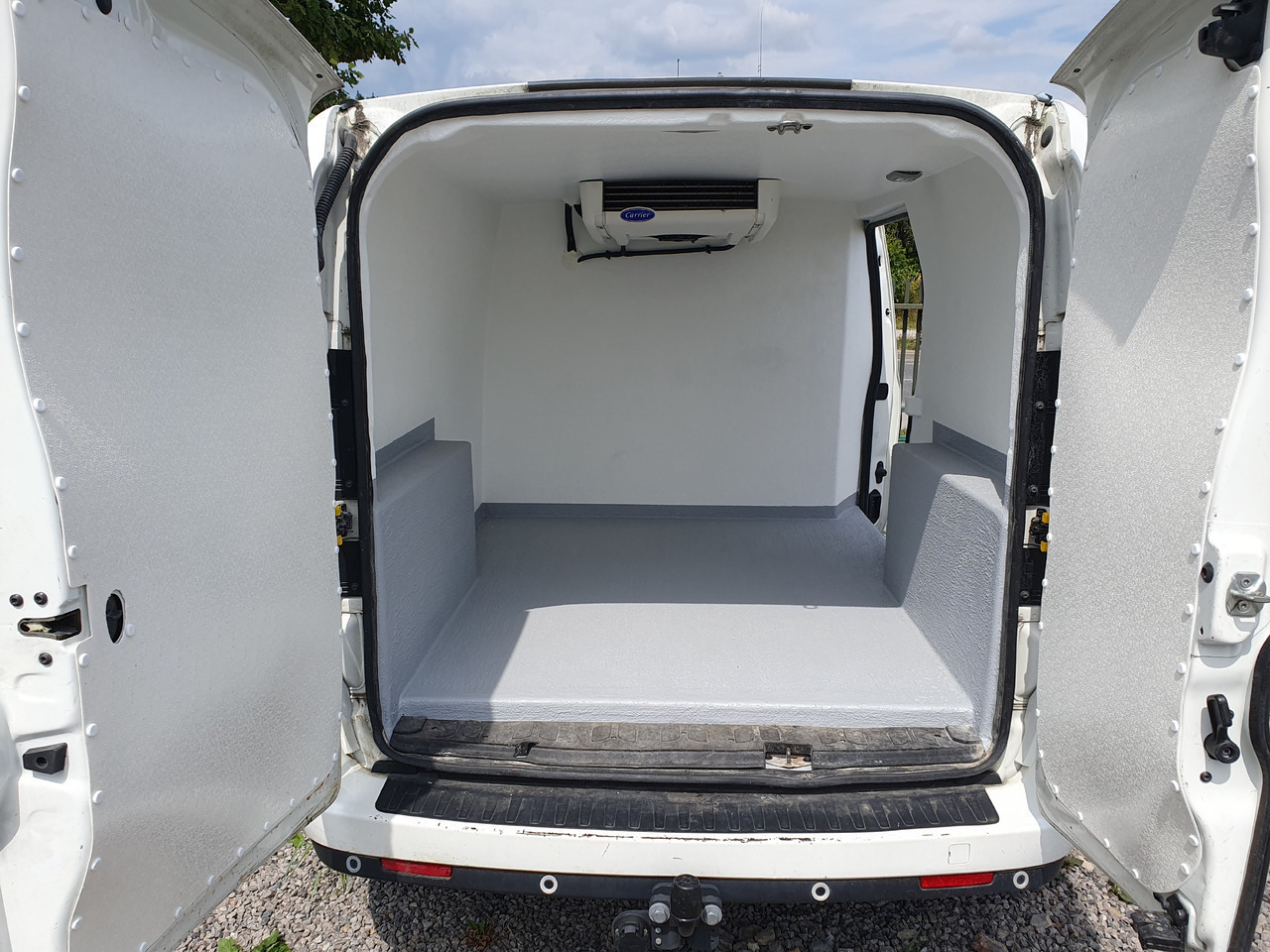 FIAT DOBLO 1.6 LONG CHLODNIA MROZNIA carrier + 230 V KLIMA EURO6 - Furgoneta frigorifica: foto 2 FIAT DOBLO 1.6 LONG CHLODNIA MROZNIA carrier + 230 V KLIMA EURO6 - Furgoneta frigorifica: foto 2