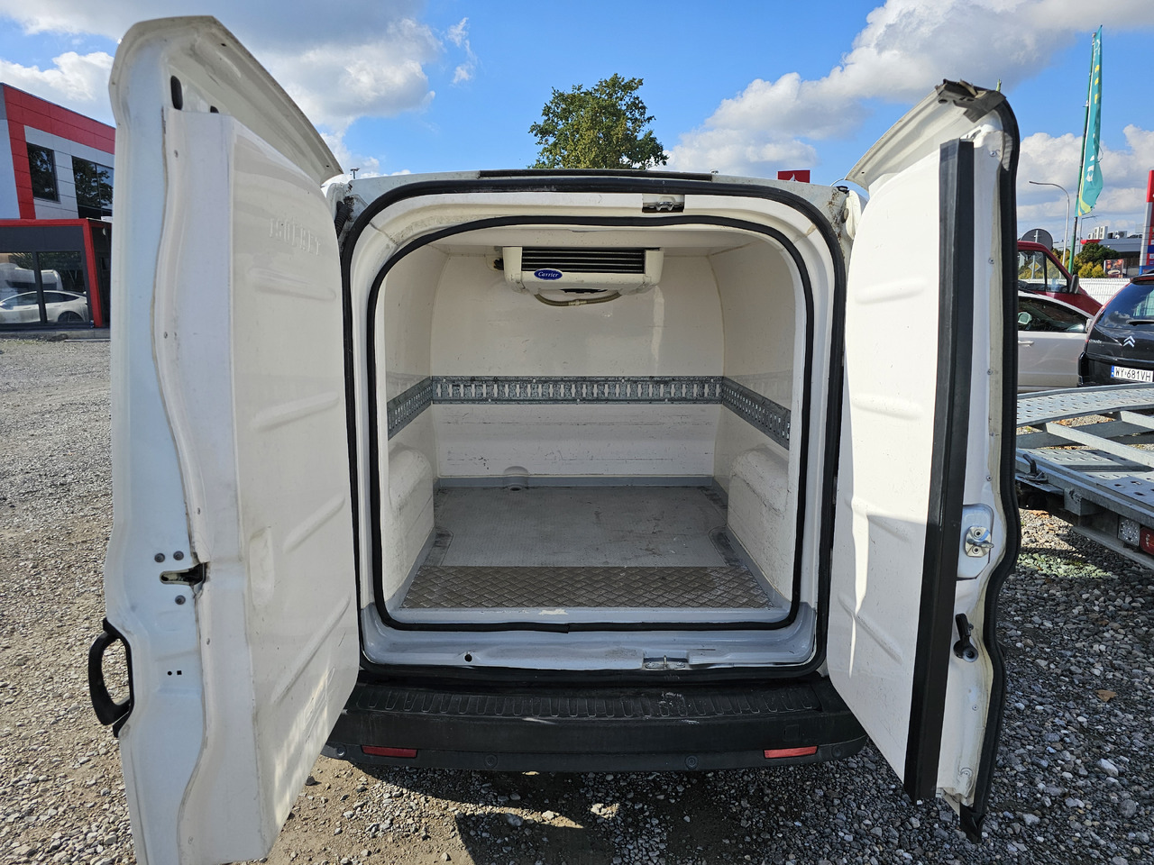 Fiat Doblo chlodnia mroznia carrier +230v - 18 C euro5 - Furgoneta frigorifica: foto 2 Fiat Doblo chlodnia mroznia carrier +230v - 18 C euro5 - Furgoneta frigorifica: foto 2
