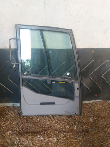 Excavator Door - Puerta y piezas para Excavadora: foto 2 Excavator Door - Puerta y piezas para Excavadora: foto 2