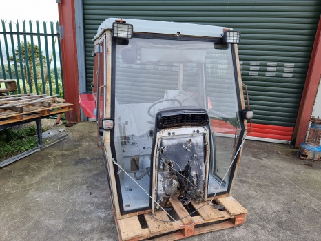 Massey Ferguson 375, 390, 398, 399, 365 Cab Complete No 47 3477585m91 - Cabina: foto 3 Massey Ferguson 375, 390, 398, 399, 365 Cab Complete No 47 3477585m91 - Cabina: foto 3