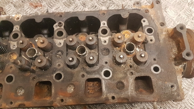New Holland T5.100, T5.110, T5.120 Engine Cylinder Head 5801823163, 5801663550 - Cabezal de bloque para Tractor: foto 4 New Holland T5.100, T5.110, T5.120 Engine Cylinder Head 5801823163, 5801663550 - Cabezal de bloque para Tractor: foto 4