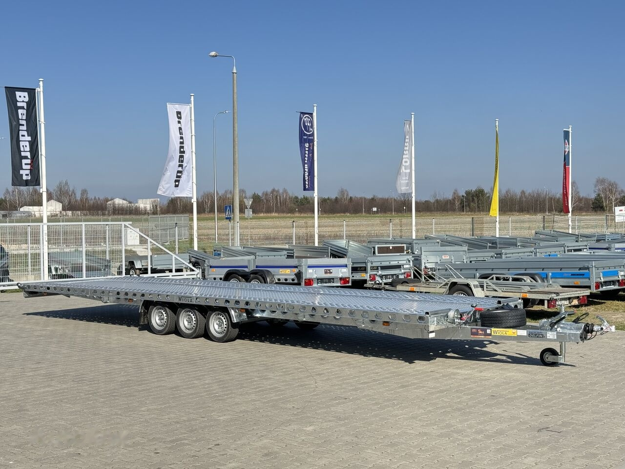 Wiola L35G85 8.5m long trailer with 3 axles for transport of 2 cars - Remolque portavehículos: foto 3 Wiola L35G85 8.5m long trailer with 3 axles for transport of 2 cars - Remolque portavehículos: foto 3
