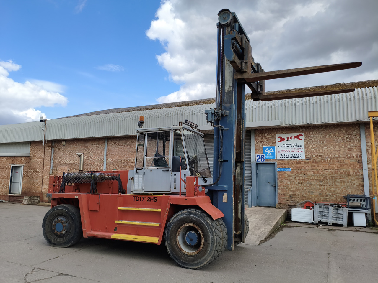Kalmar TD1712HS 17000GK DIESEL FORKLIFT 4X4 EX Kalmar TD1712HS 17000GK DIESEL FORKLIFT 4X4 EX - Equipo de manutención: foto 1 Kalmar TD1712HS 17000GK DIESEL FORKLIFT 4X4 EX Kalmar TD1712HS 17000GK DIESEL FORKLIFT 4X4 EX - Equipo de manutención: foto 1