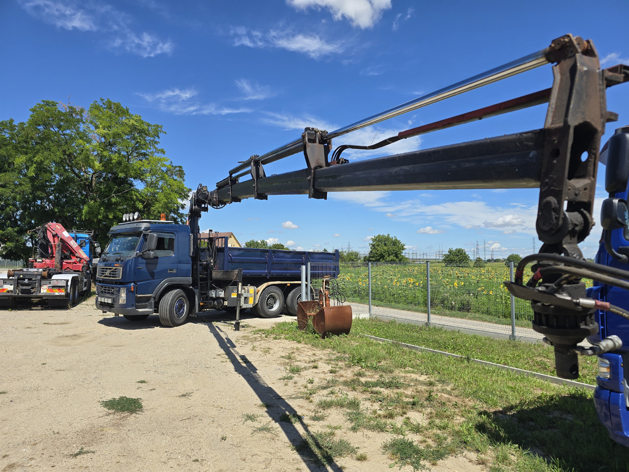 VOLVO FM 420 6X4 / KIPPER / CRANE HMF 1823 K4 - Camión volquete, Camión grúa: foto 4 VOLVO FM 420 6X4 / KIPPER / CRANE HMF 1823 K4 - Camión volquete, Camión grúa: foto 4