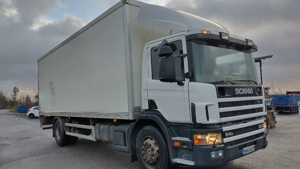 Scania P94 kokosivuaukeva kori+pl-nostin  - Camión caja cerrada: foto 2 Scania P94 kokosivuaukeva kori+pl-nostin  - Camión caja cerrada: foto 2