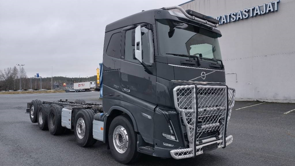 Volvo FH750 10*4 alusta,napaperät - Camión chasis: foto 2 Volvo FH750 10*4 alusta,napaperät - Camión chasis: foto 2