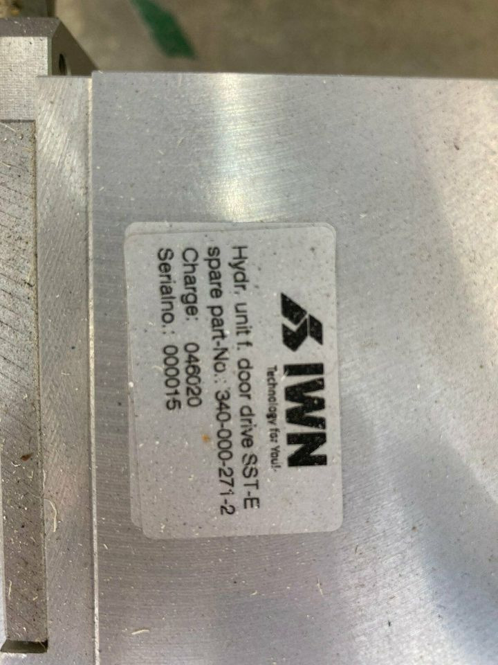 MAN Lion´s City 12 Türantrieb hintere Tür Teilenummer 36744066140 - Puerta y piezas para Camión: foto 4 MAN Lion´s City 12 Türantrieb hintere Tür Teilenummer 36744066140 - Puerta y piezas para Camión: foto 4